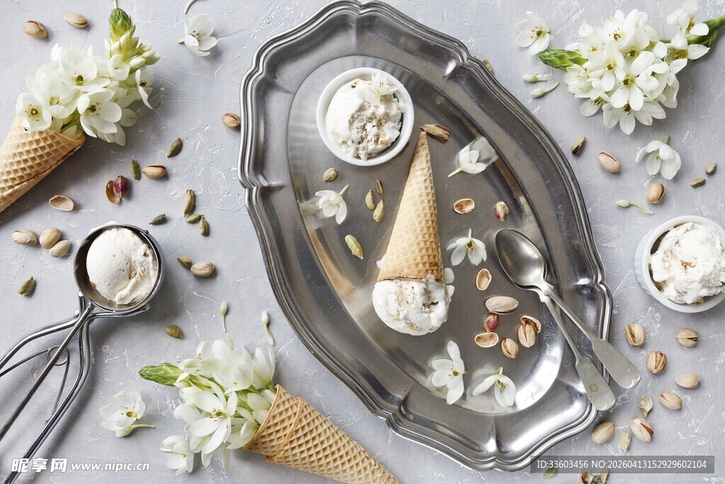 精致摆盘的美味冰淇淋