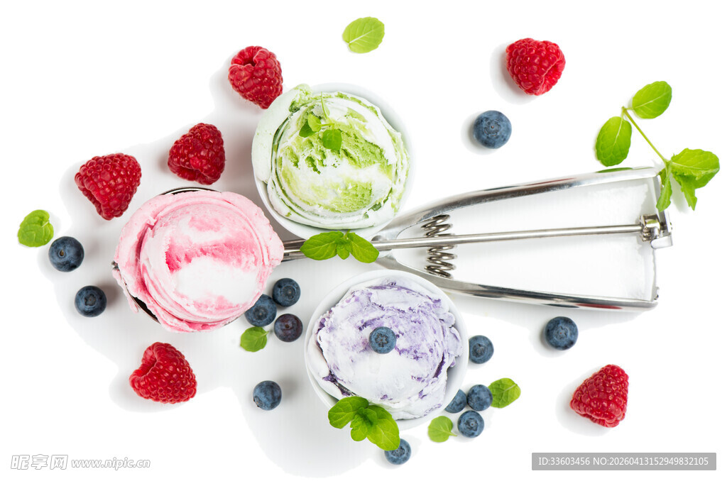 多彩冰淇淋与新鲜浆果