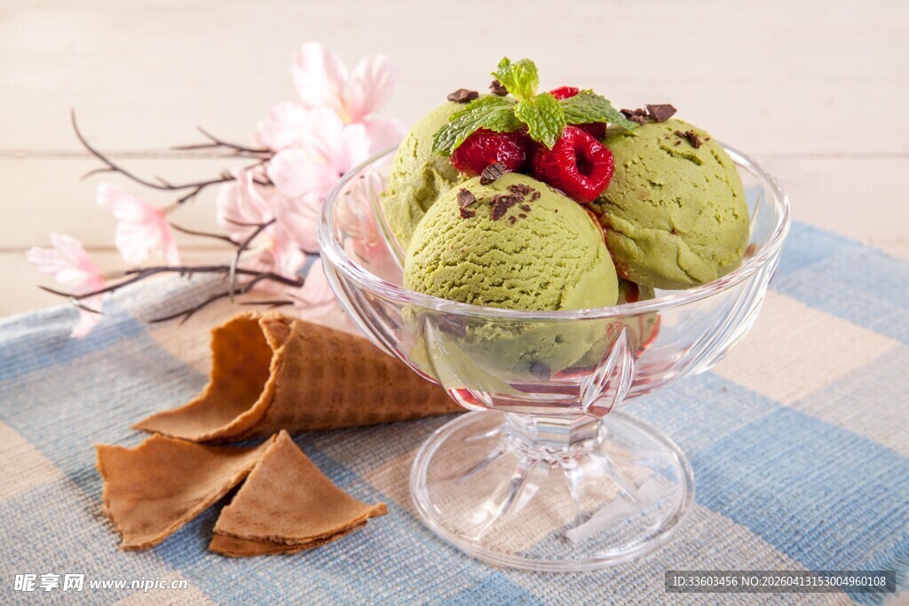 抹茶冰淇淋搭配精致小食