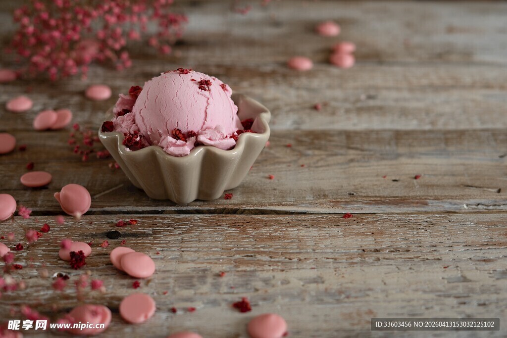 粉色马卡龙置于木质背景