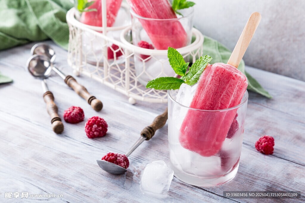 草莓冰棍配清新装饰