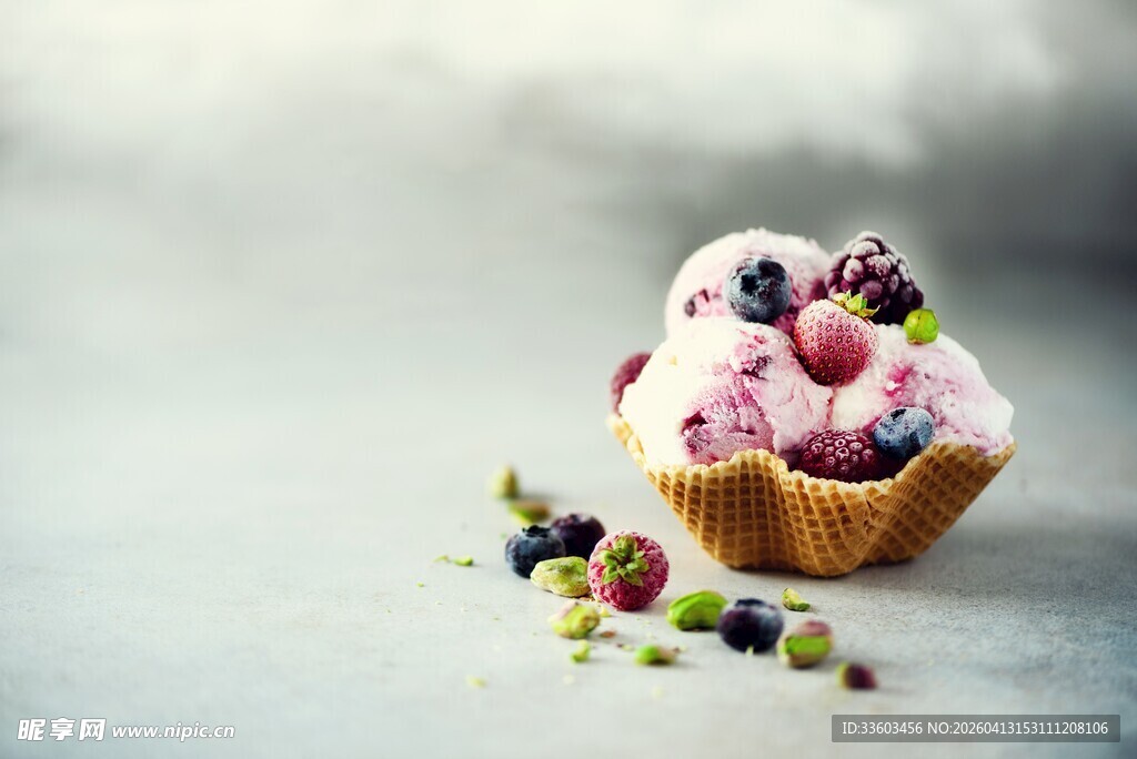 美味浆果装饰的精致纸杯蛋糕