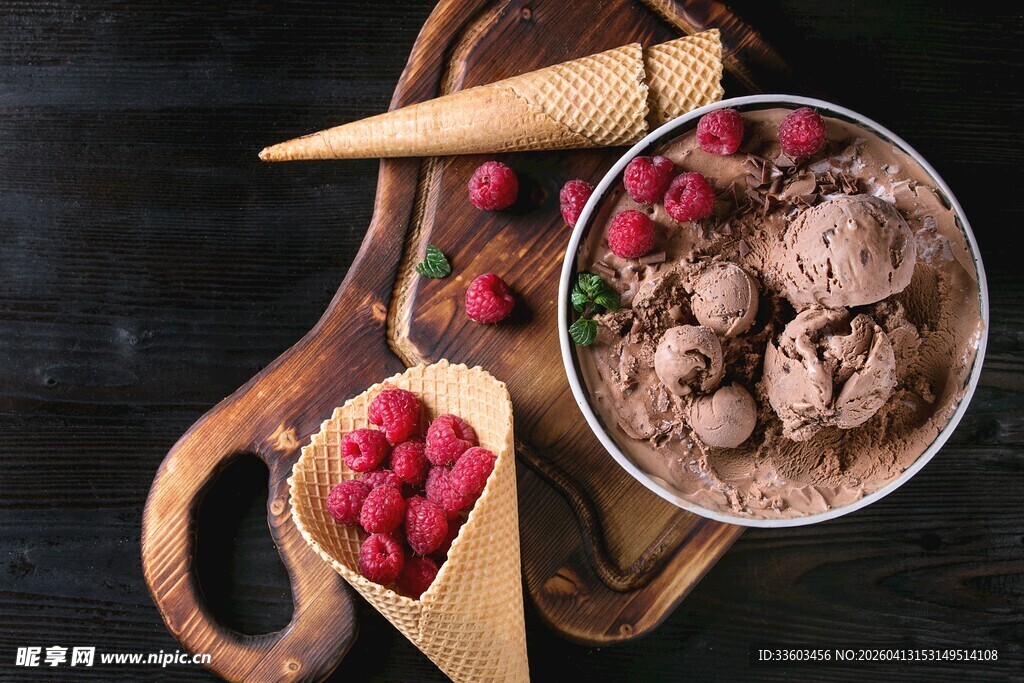 美味巧克力冰淇淋配浆果