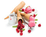 美味冰淇淋与浆果组合