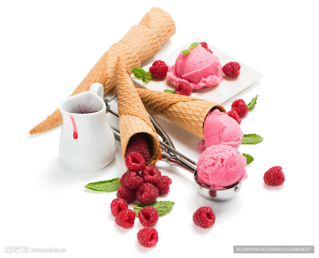 美味冰淇淋与浆果组合