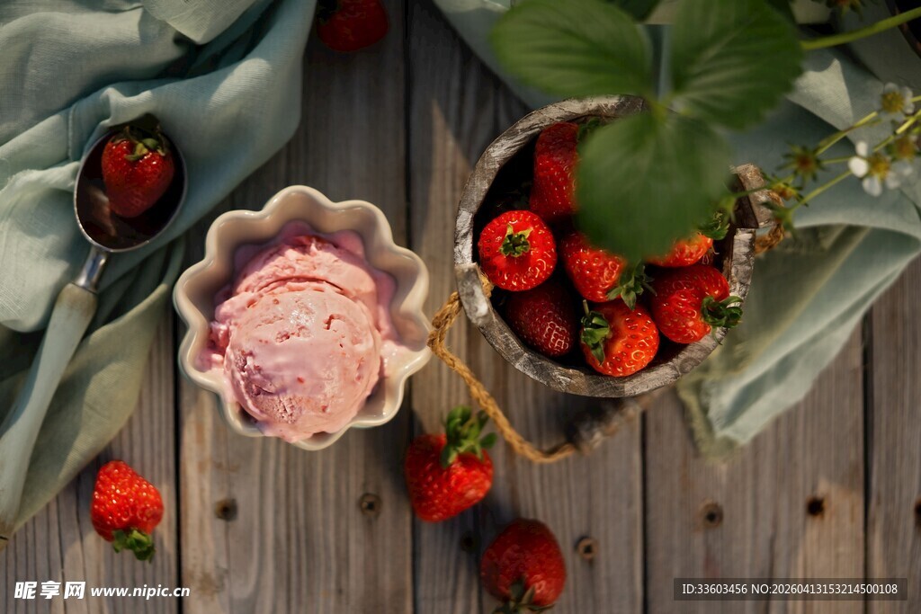 草莓冰淇淋与新鲜草莓