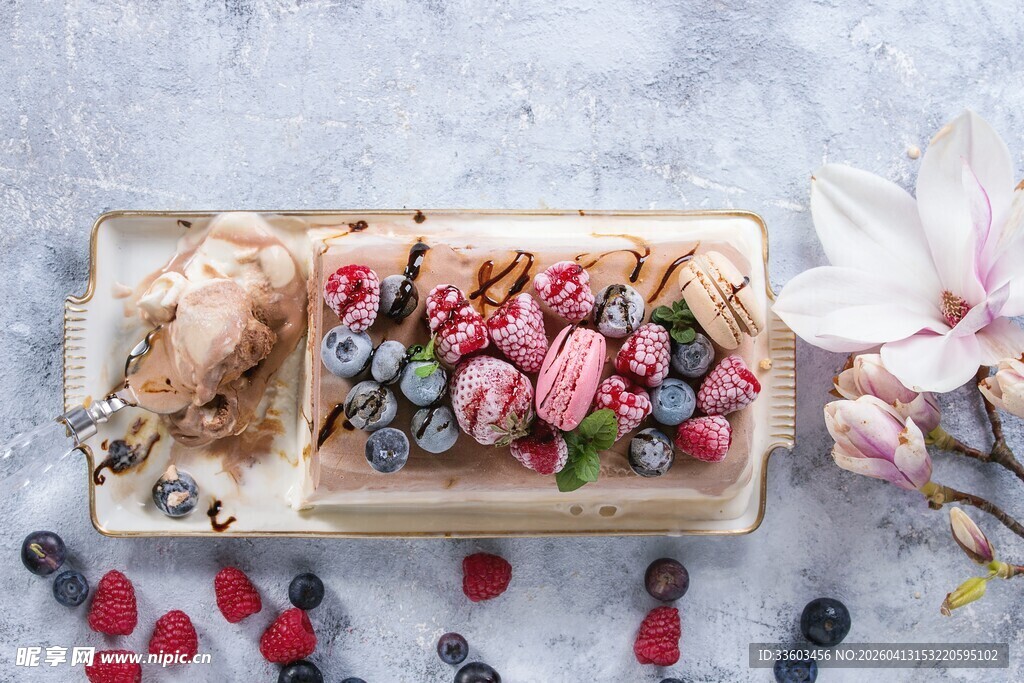 精致花卉甜点摆盘