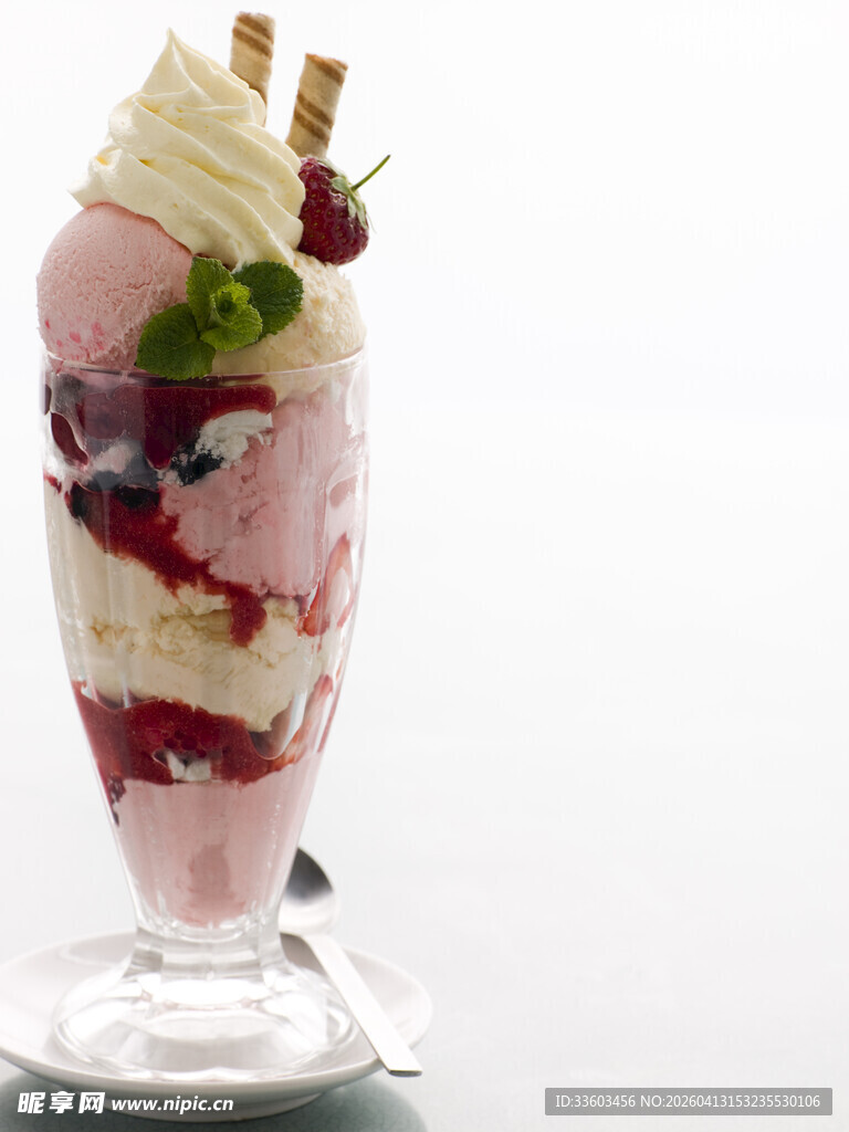 美味多层冰淇淋甜品