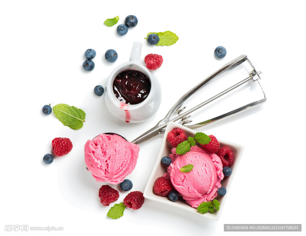 多彩冰淇淋与新鲜浆果