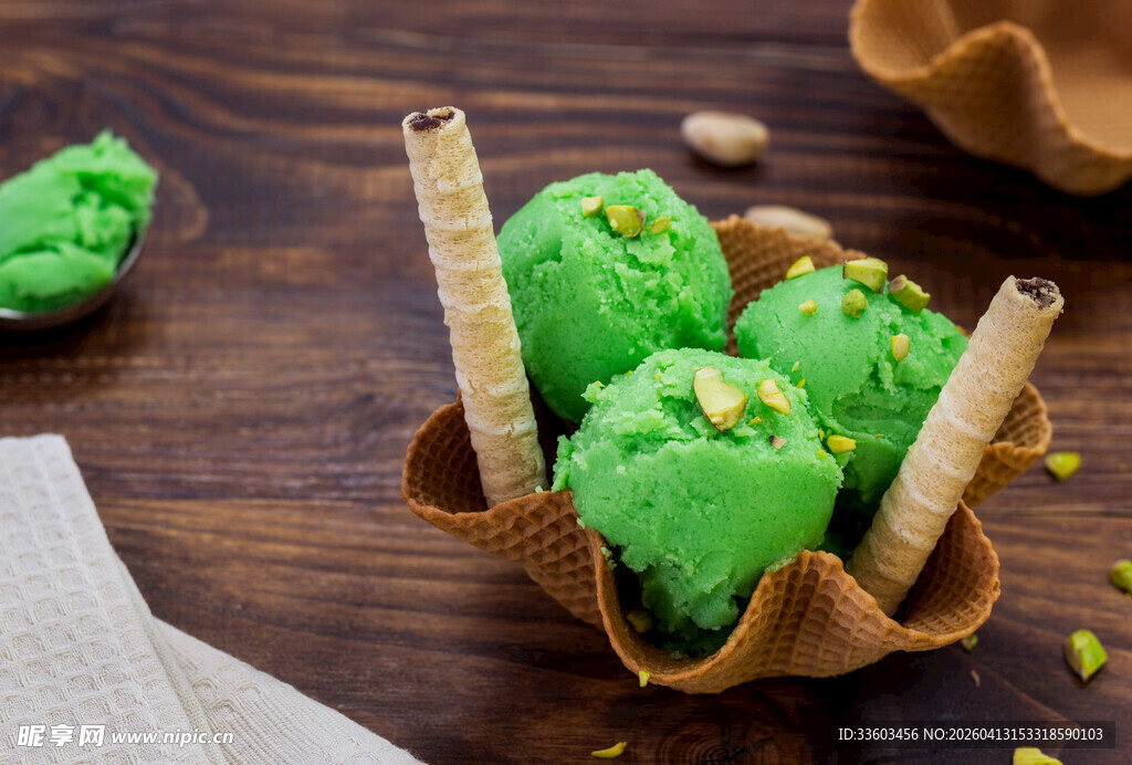 开心果冰淇淋配脆皮卷