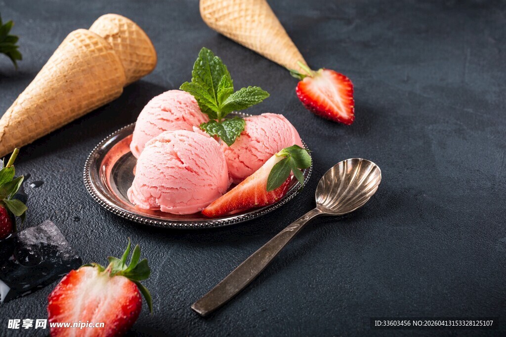 草莓冰淇淋搭配美味甜筒