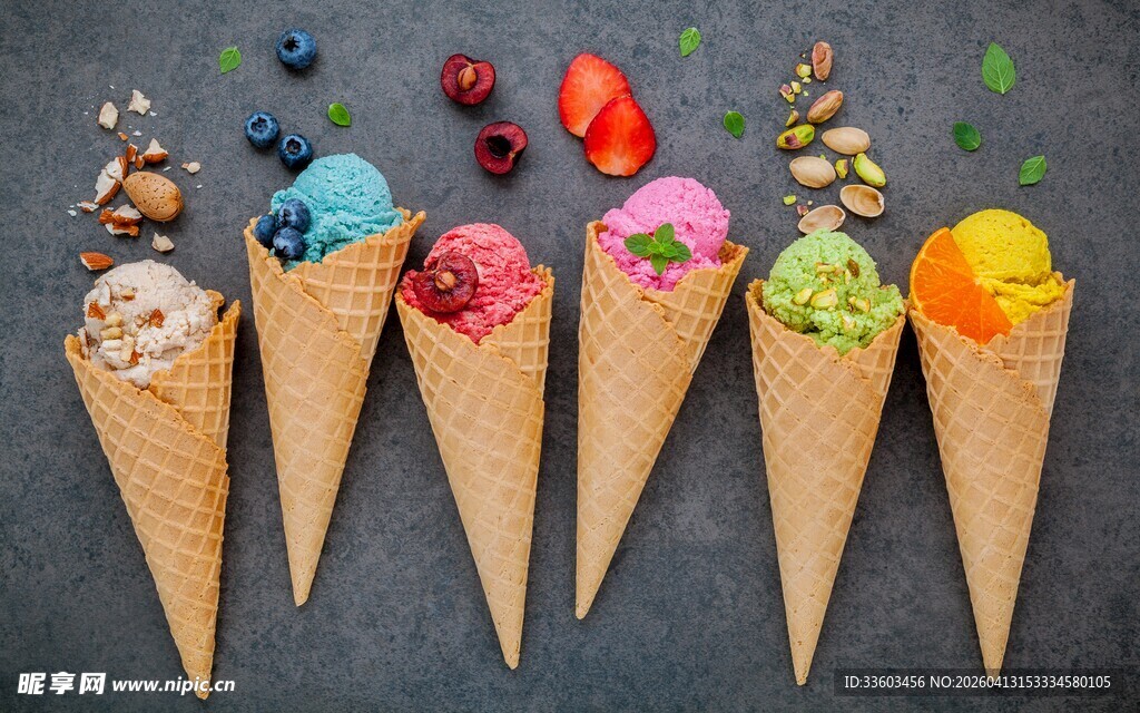 多彩冰淇淋甜筒与鲜果