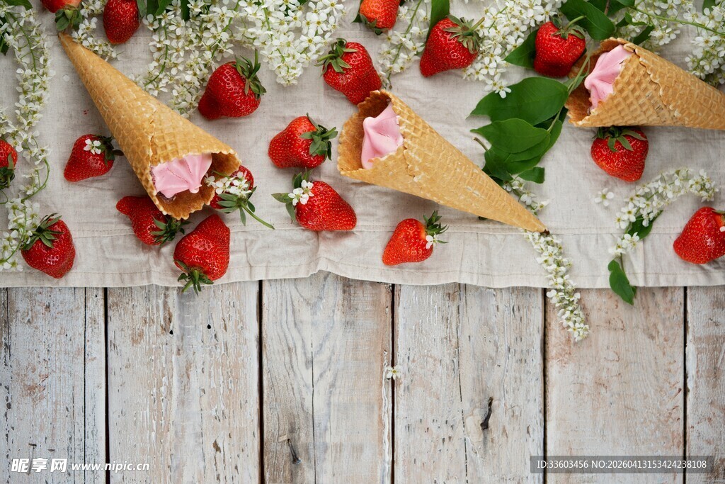 草莓冰淇淋卷与花卉装饰