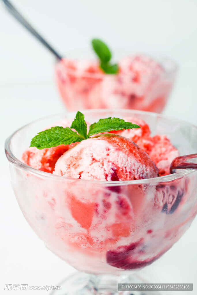 草莓冰淇淋配薄荷叶