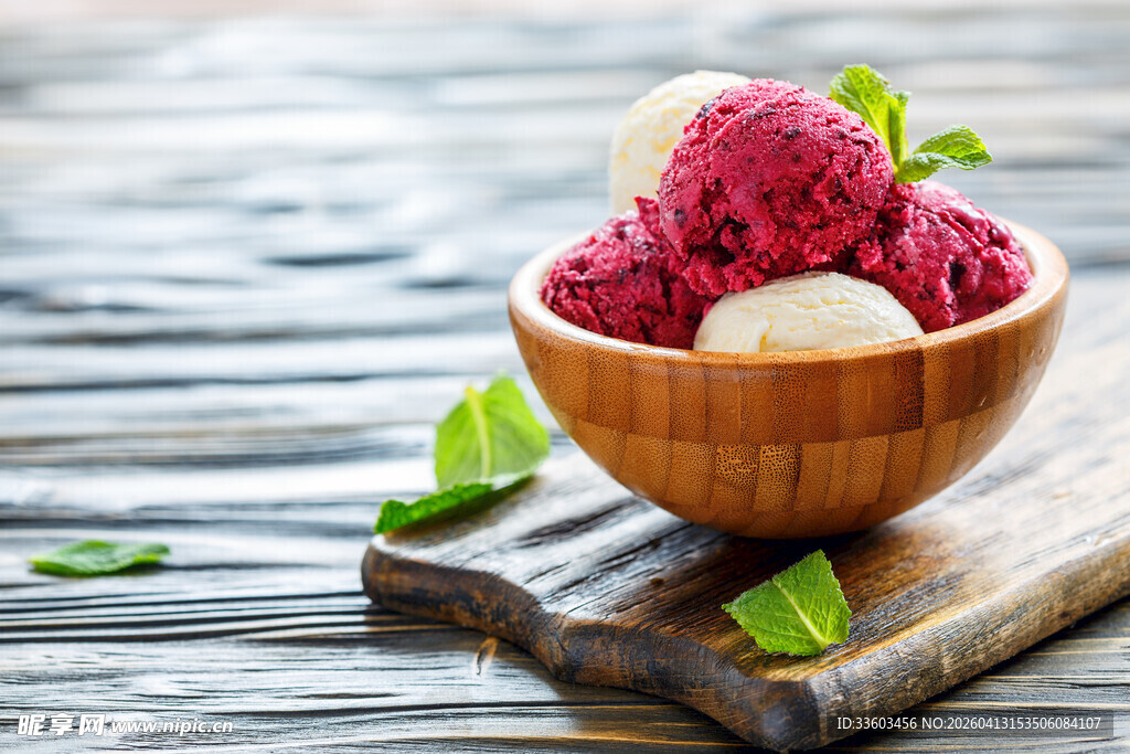 木碗中的美味草莓冰淇淋