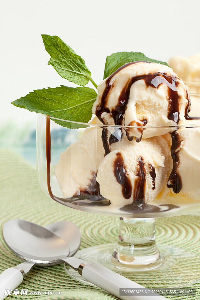 巧克力酱淋顶美味冰淇淋