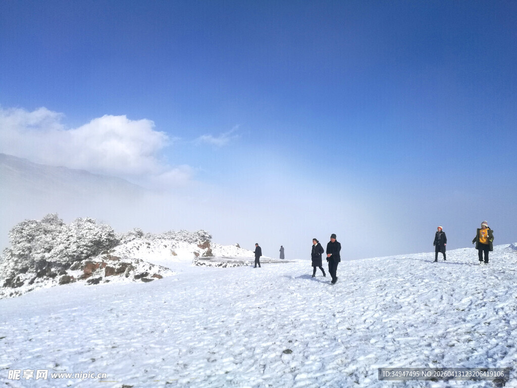雪山上的徒步旅行者