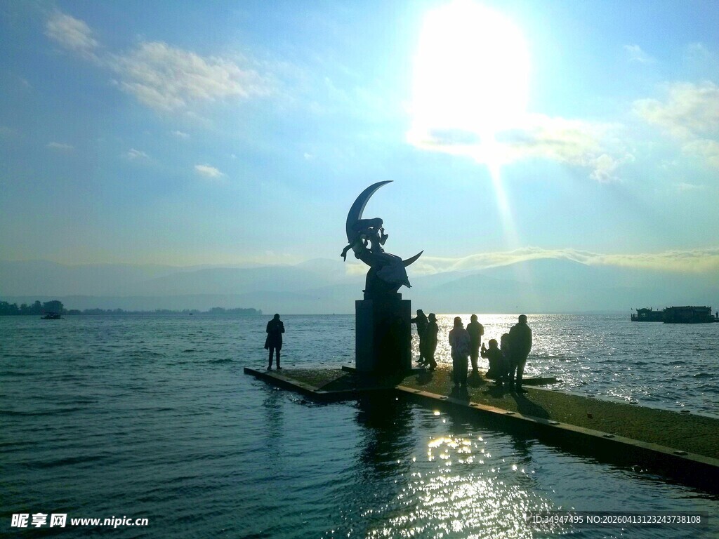 湖畔雕塑在阳光下的美景