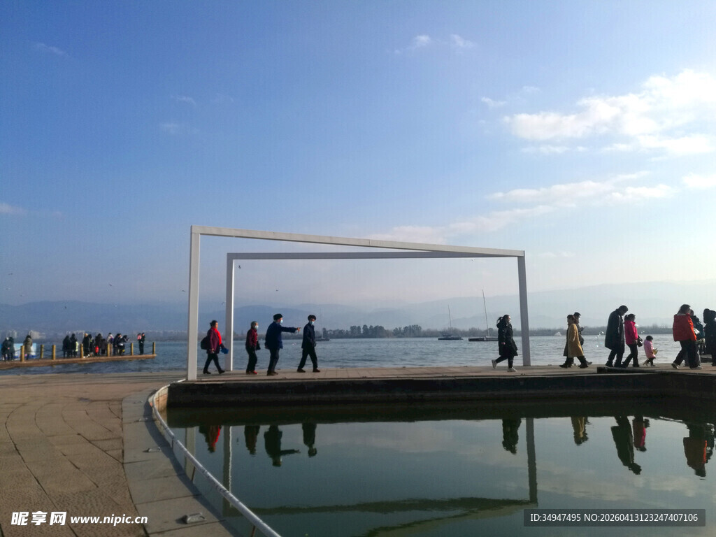 海边独特门框景观引众人驻足