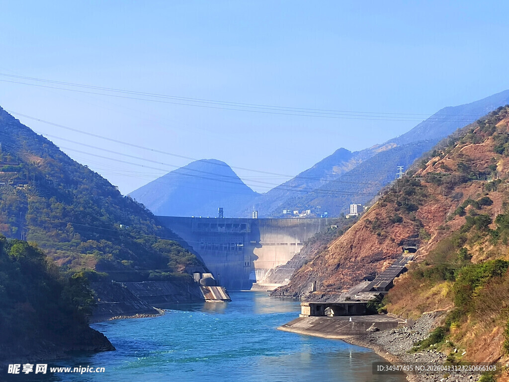 壮丽山水间的大坝景观