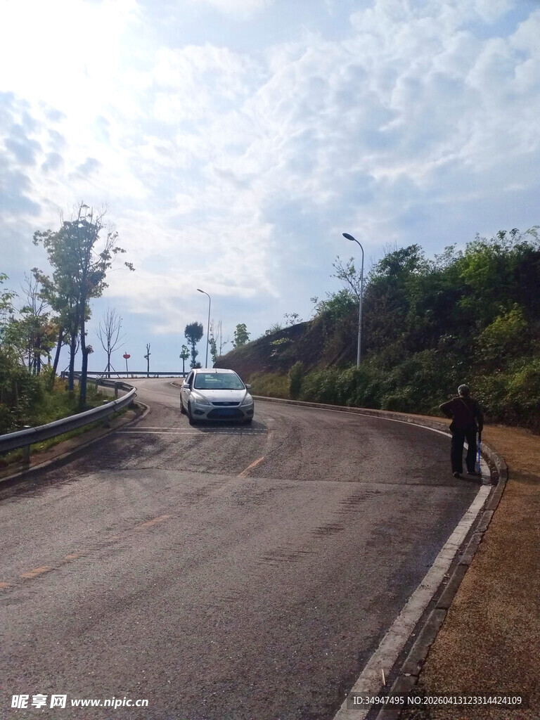 公路边有人与行驶的车辆