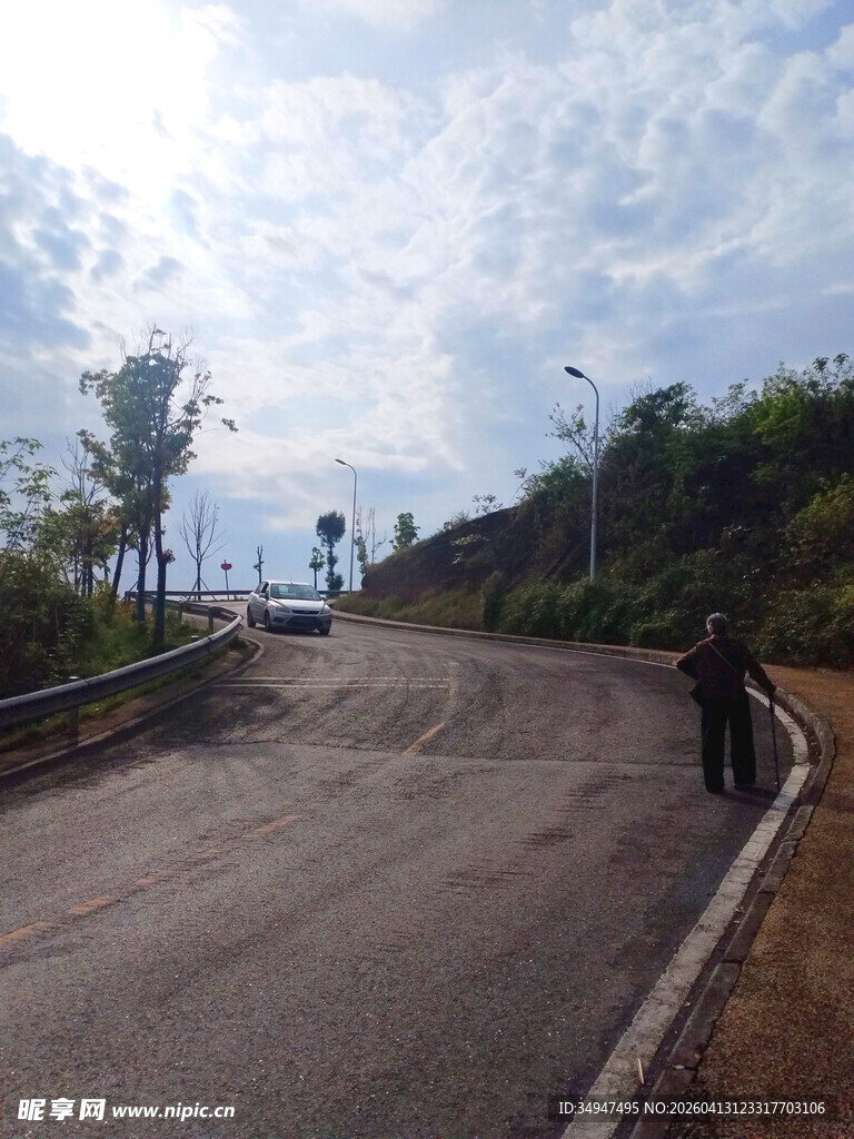 蜿蜒公路旁的自然景致