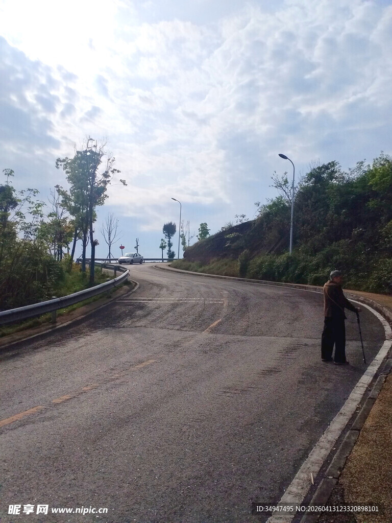 蜿蜒山间公路景色