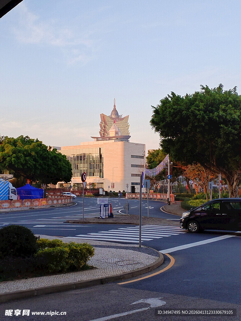 城市街道旁的建筑景观