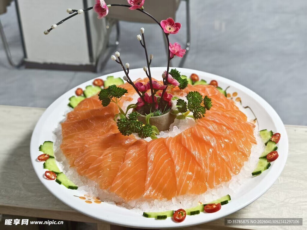 精美摆盘的三文鱼刺身