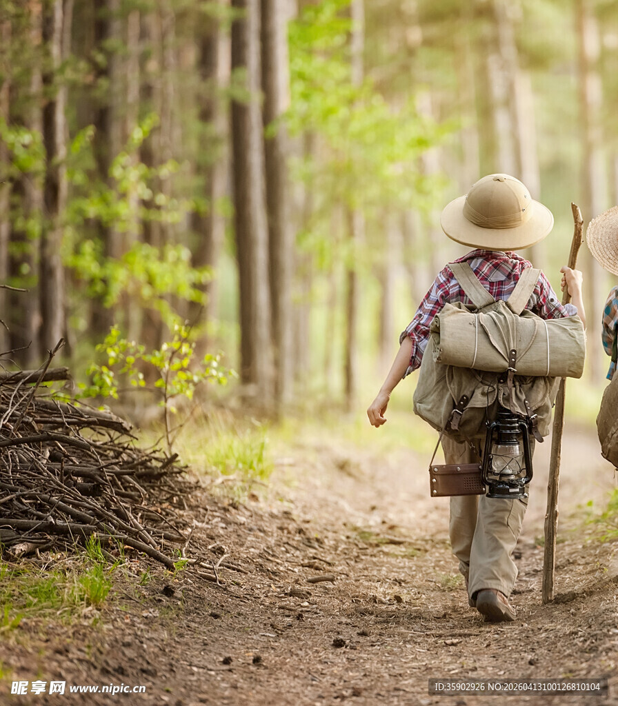 森林中徒步的背包旅行者