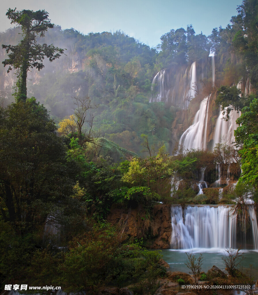 山间壮丽瀑布与葱郁植被