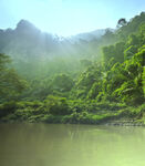 青山绿水间的静谧湖景