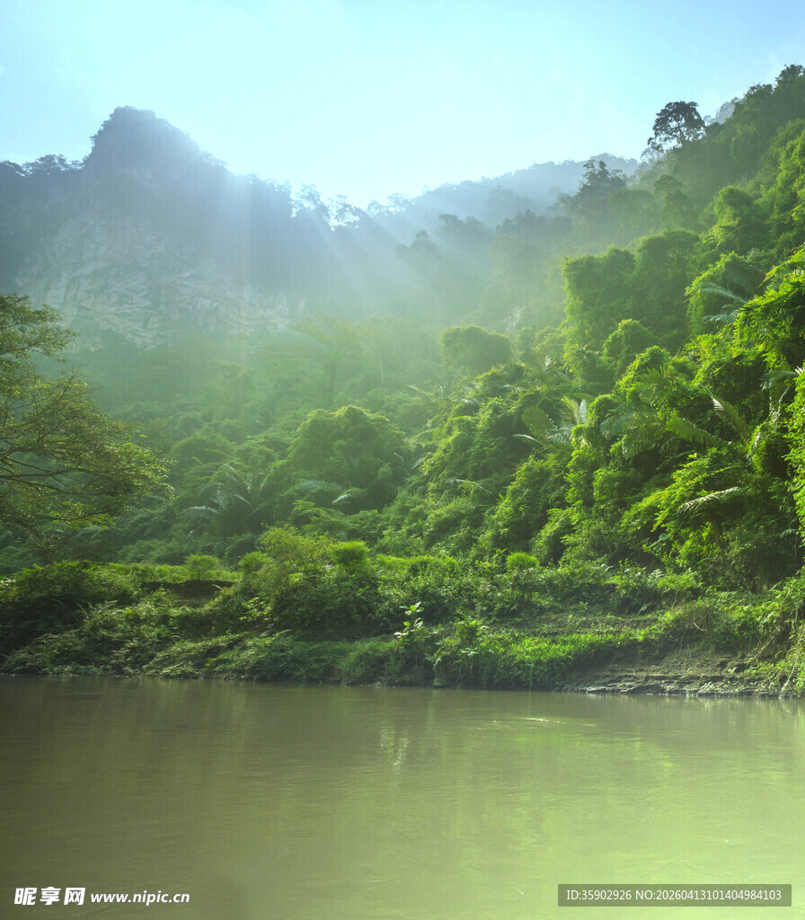 青山绿水间的静谧湖景