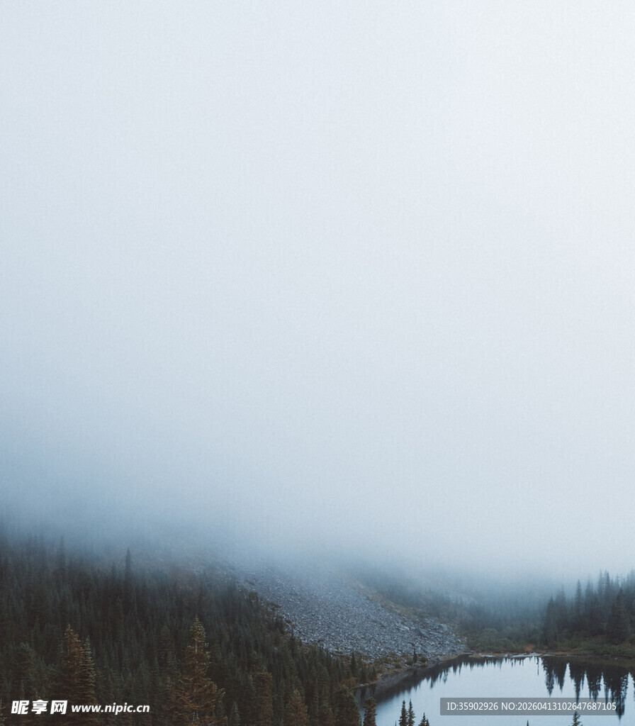 雾中静谧山林湖泊景色