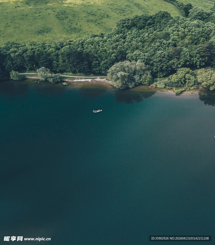 俯瞰清澈湖水与周边植被