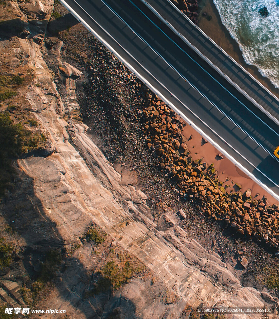 俯瞰公路旁的岩石地貌