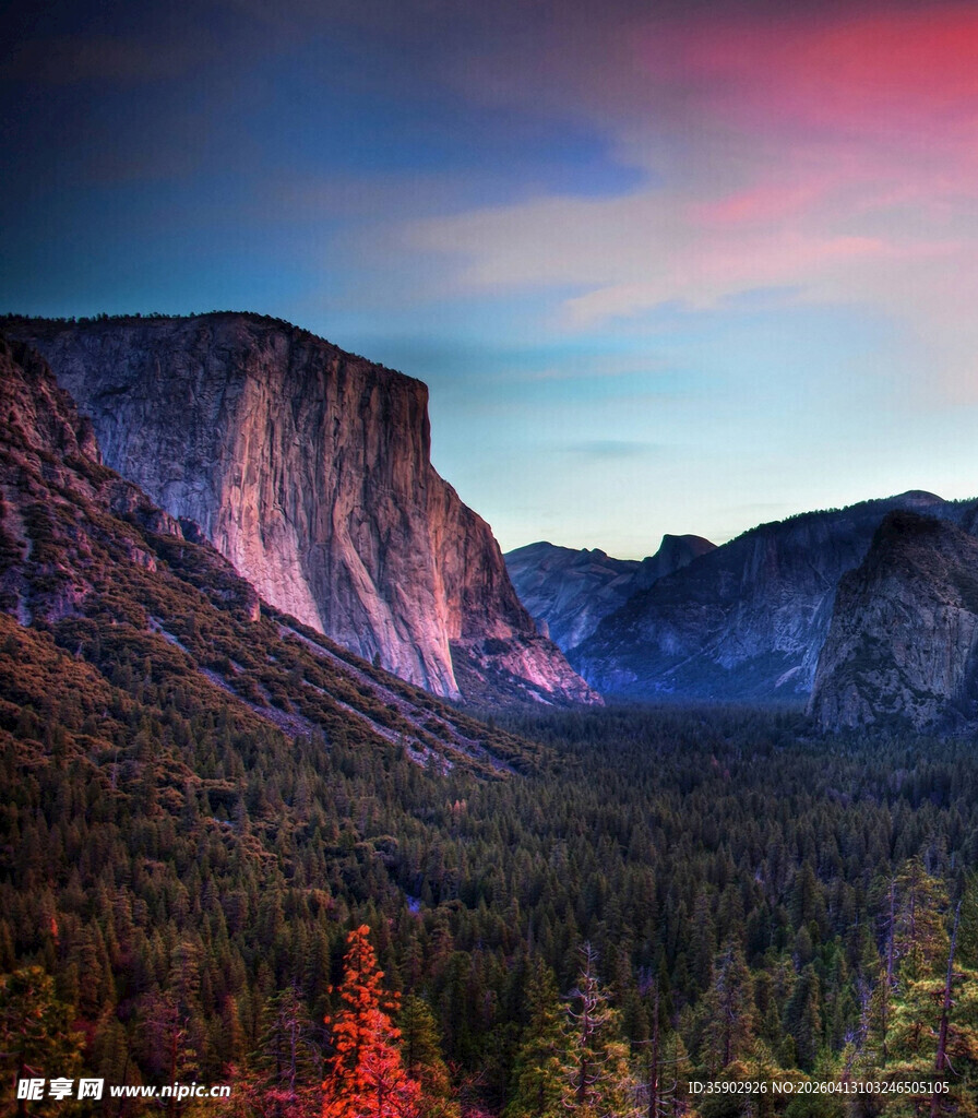 黄昏下的壮丽山谷景观