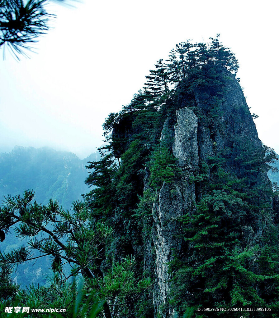 巍峨奇峰映翠松