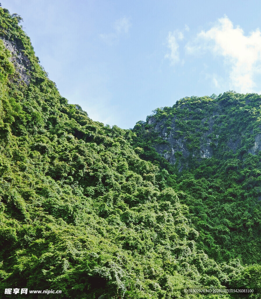 翠绿山峦自然美景如画