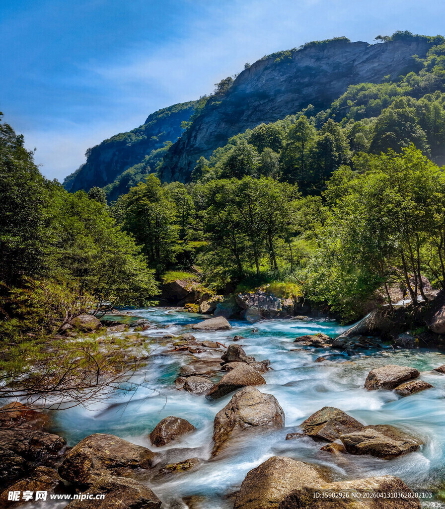 山间溪流美景