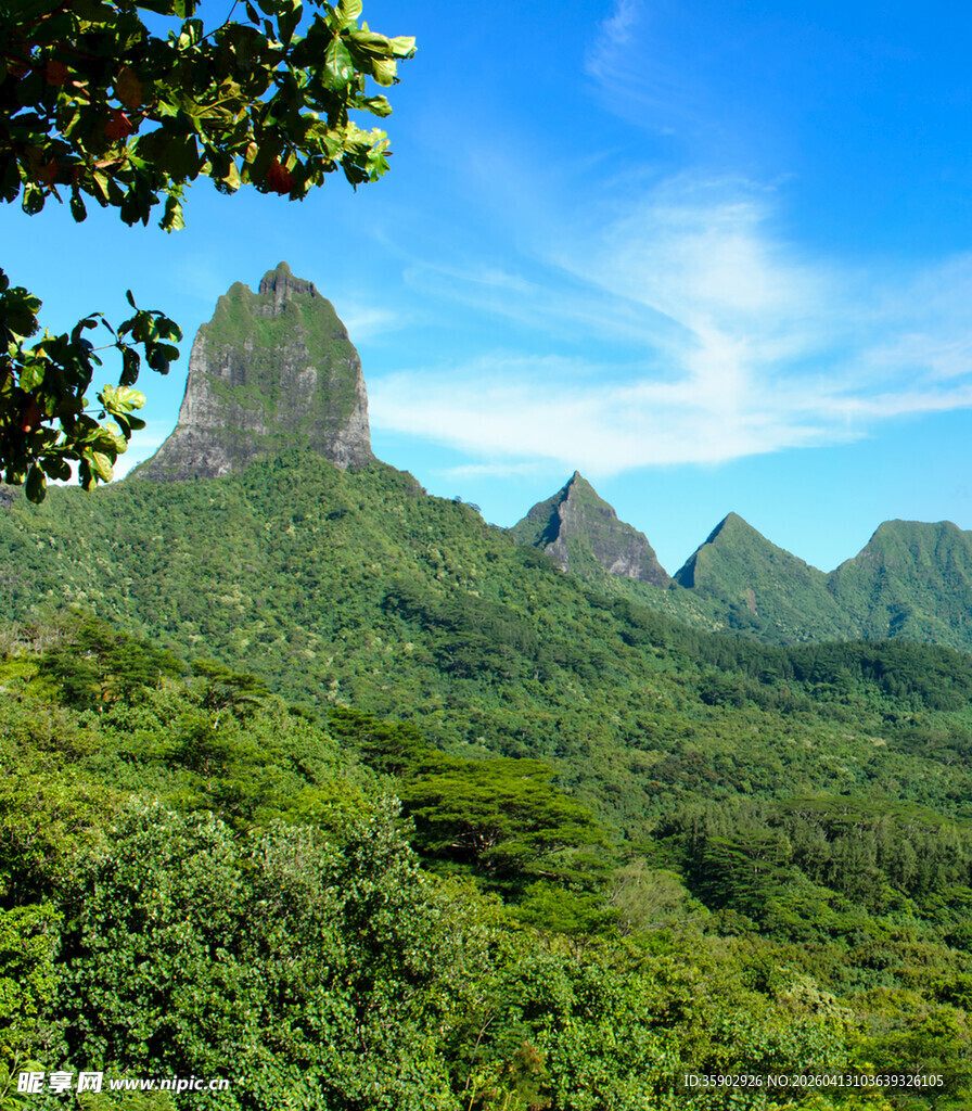 青山翠谷间的秀丽峰景