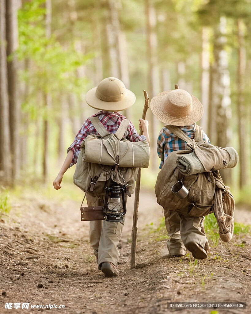 儿童林间徒步探险背影