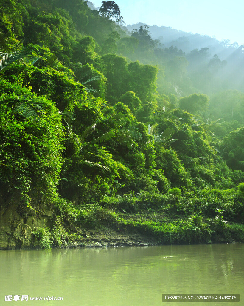 青山绿水间的静谧湖景