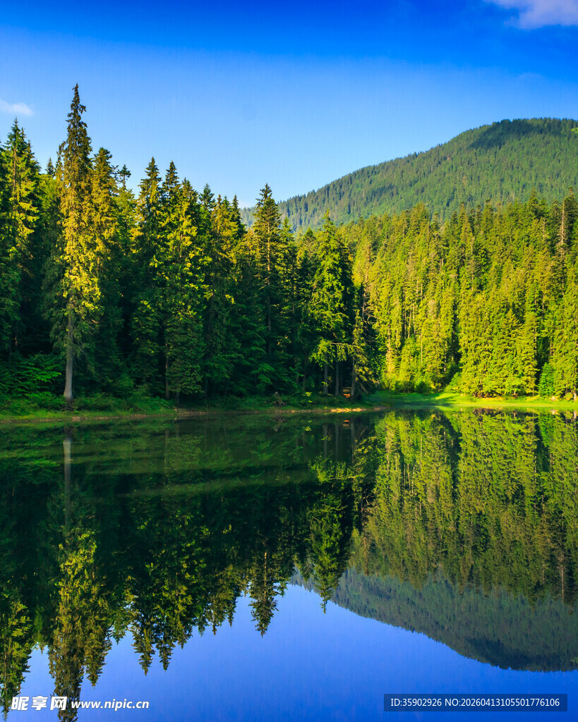 宁静山林间的澄澈湖泊