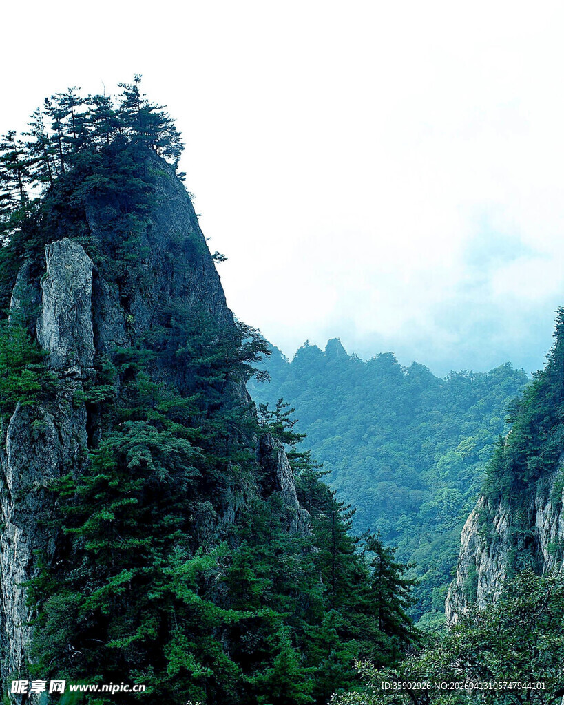 奇峰耸立的壮丽山景