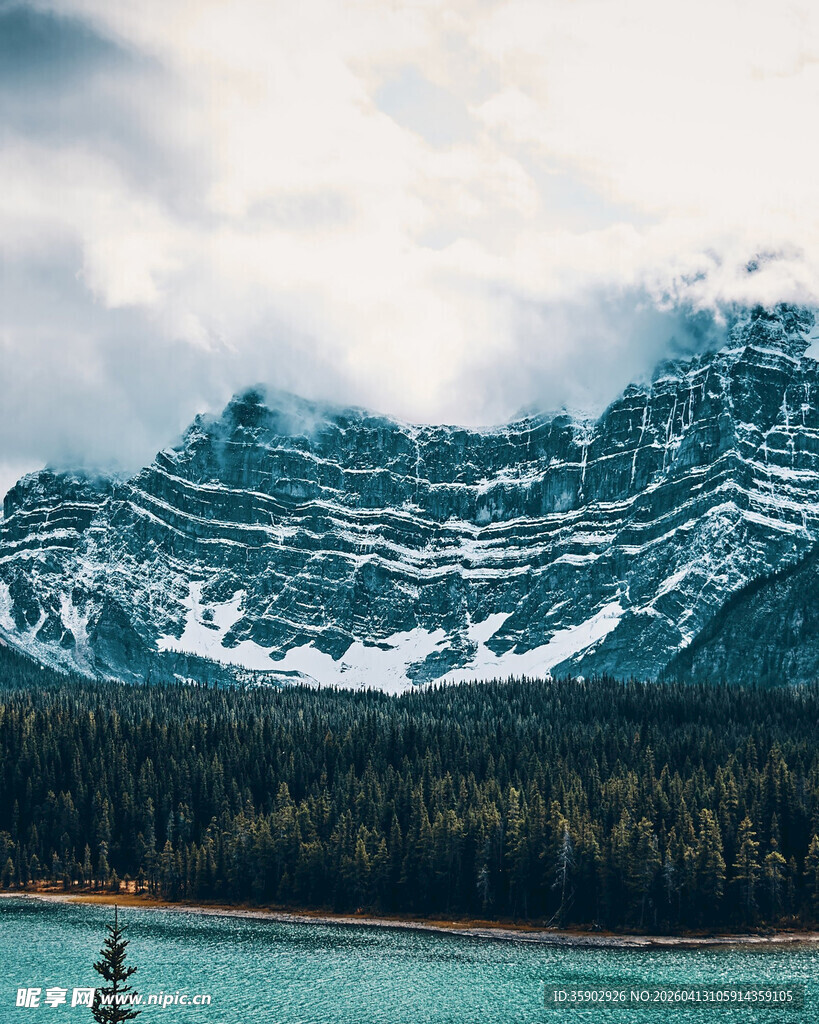 雪山下的宁静湖泊