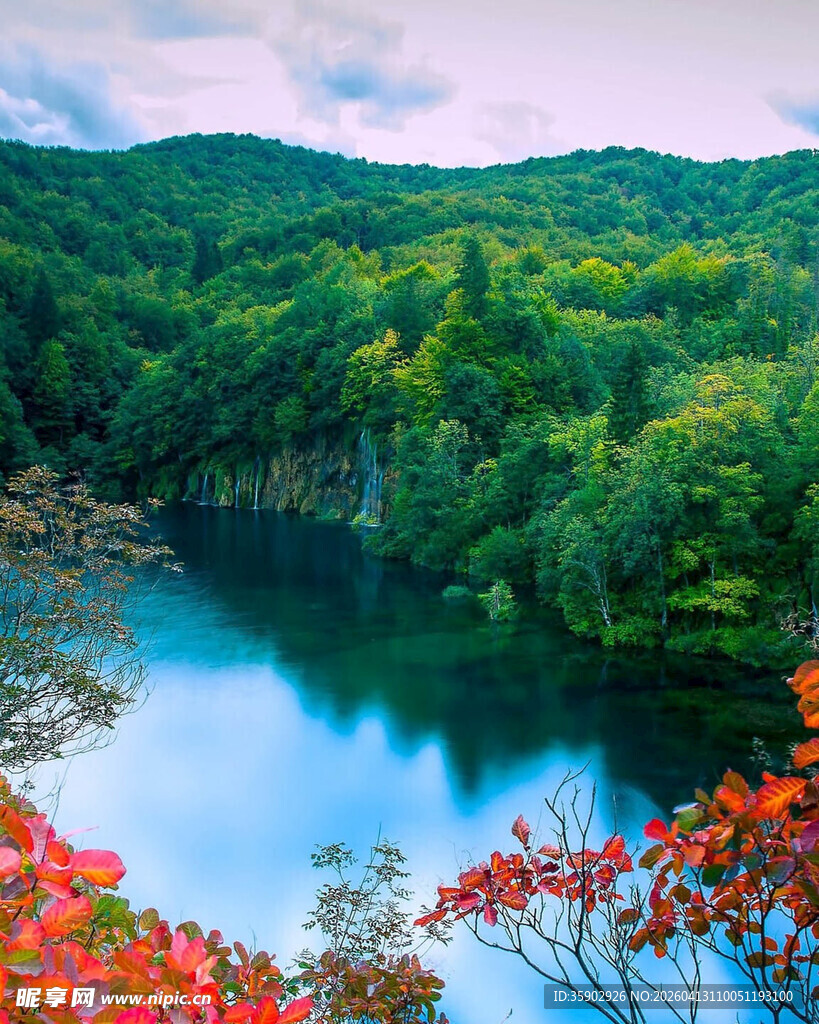 山林湖畔的绚丽秋景