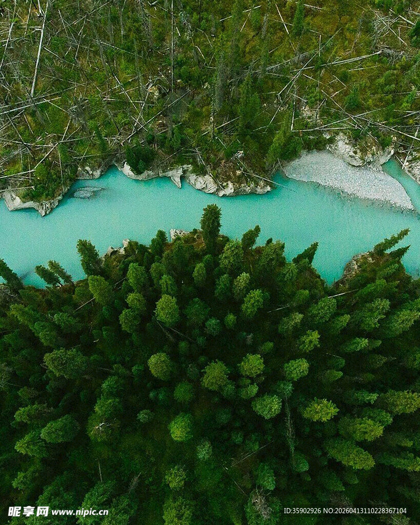 俯瞰翠绿山林间的蓝湖