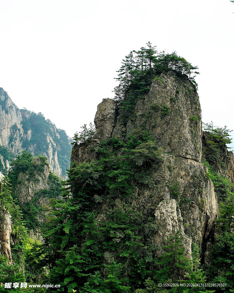 奇峰耸立绿意盎然的山景