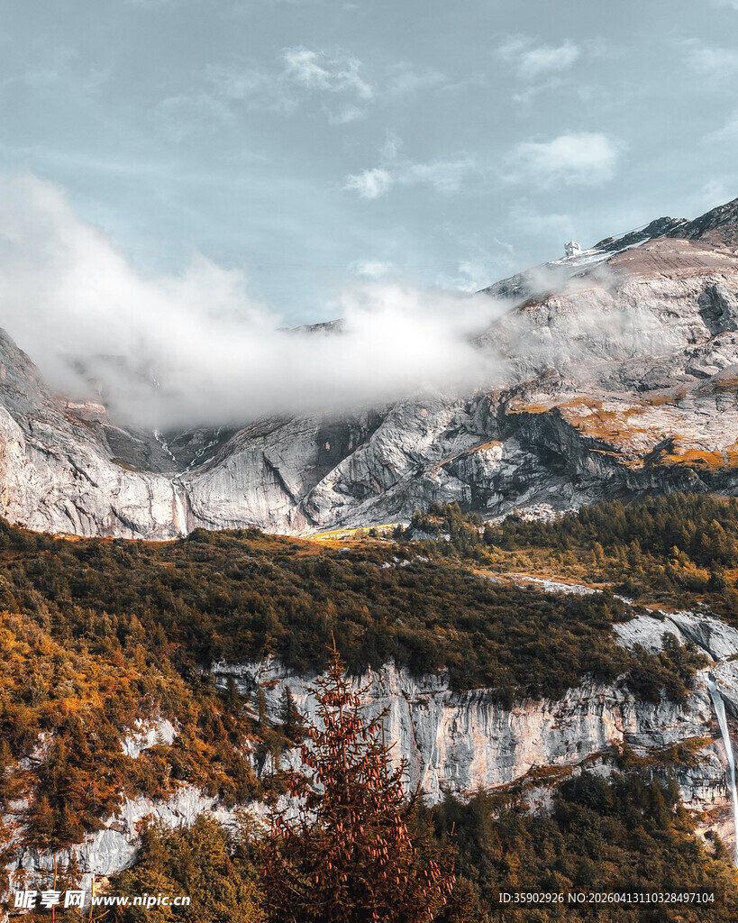 山间秋景云雾缭绕的山峦